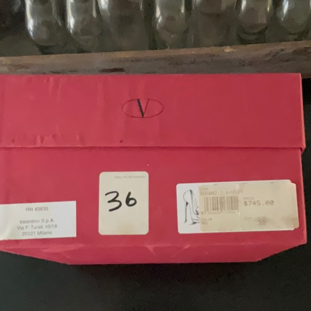 Authentic Valentino - Picture 4 of 6